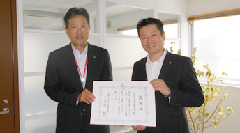 日本赤十字社大阪府支部振興部長兼会員課長事務取扱 嶋谷隆 様 と マルシェ株式会社代表取締役 加藤洋嗣